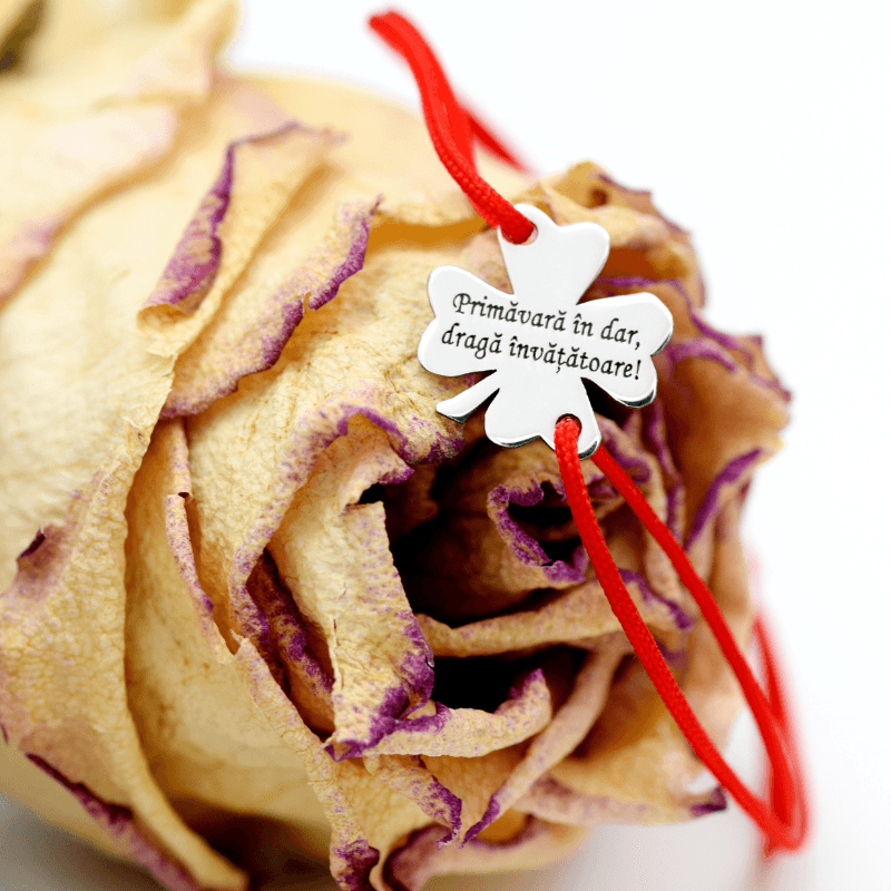 Brățară reglabilă simbol trifoi cu 4 foi personalizat – „Primăvara în dar, dragă învățătoare” – Argint 925