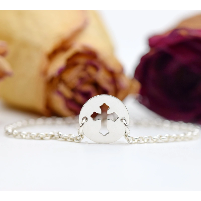 Brățară cu lănțișor și banut decupaj Cruciuliță – Argint 925