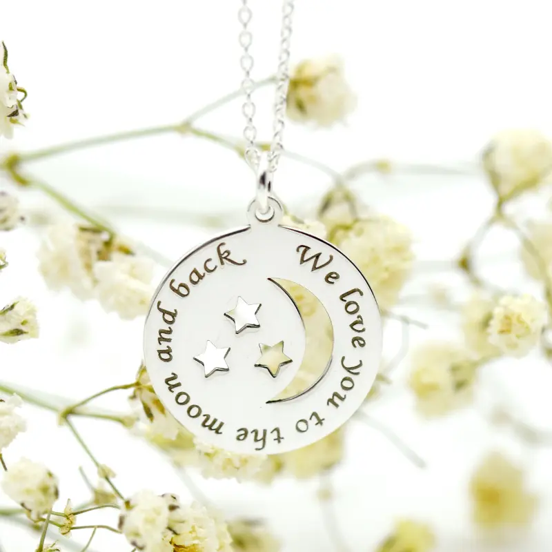 Lănțișor personalizat simbol Lună și Steluțe  – „We Love You to the Moon and Back” – Argint 925