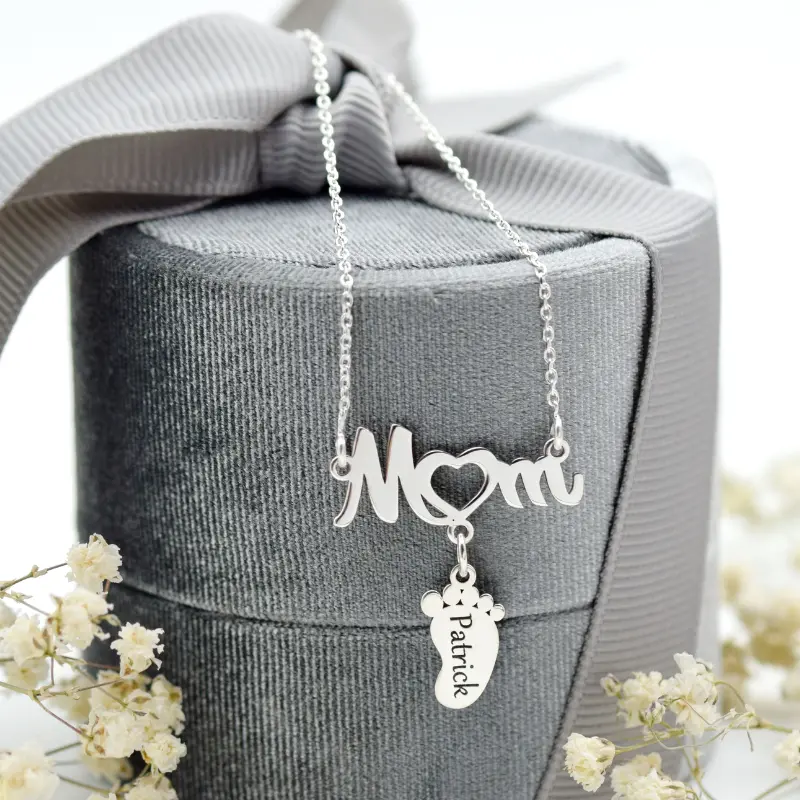 Lănțișor „MOM” cu picioruș bebe – Argint 925
